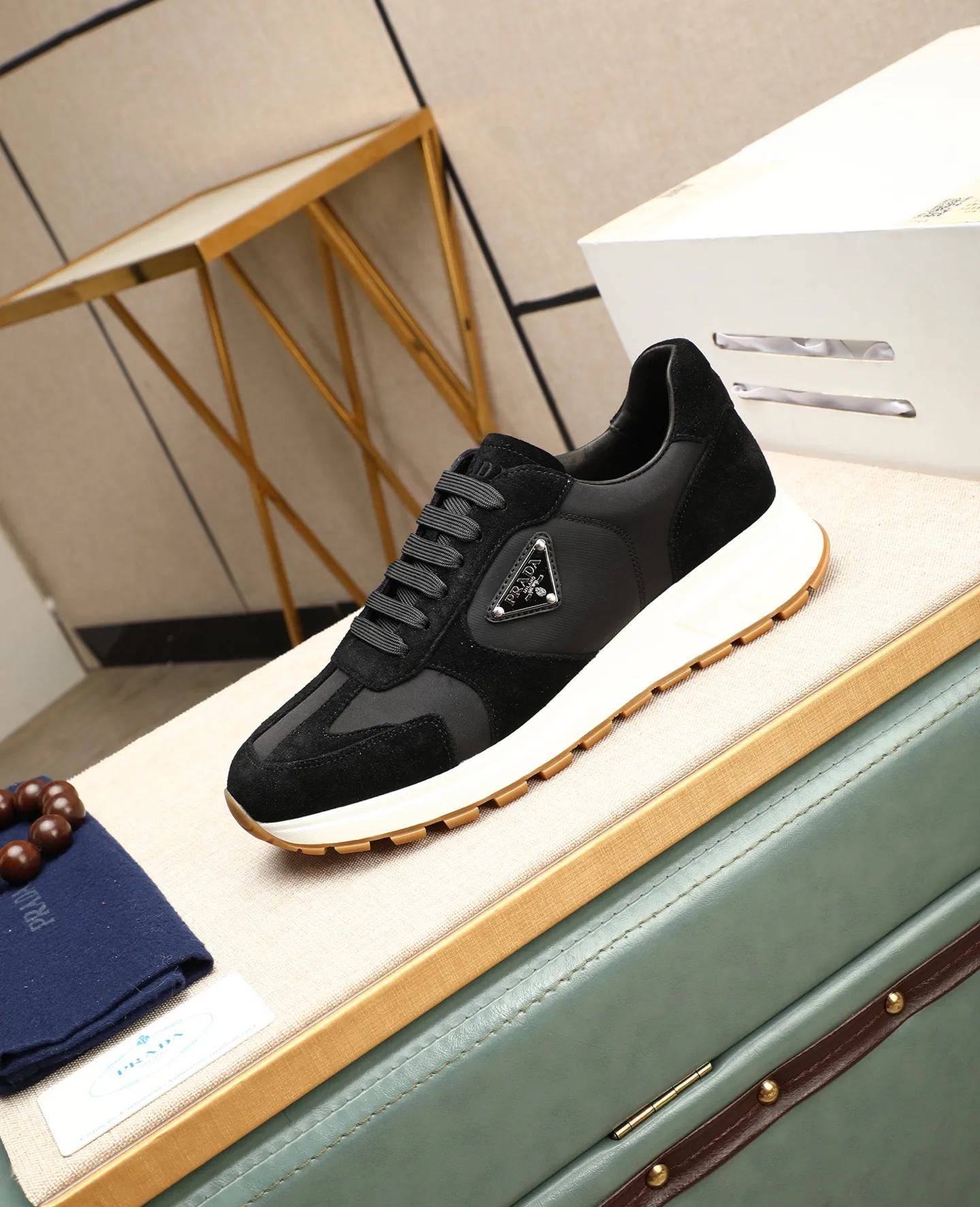 Men's shoes 💰600 Top quality New hot models on the official website, timeless for a century, 🆘 Trendy brand (Prada) mainly promotes hot models, avant-garde and versatile fashion men's shoes private version molding, cowhide surface splicing 1:1 oil edge treatment... fashionable and simple, original imported cowhide lining cowhide feet; the atmosphere and personality are more fashionable, eye-catching and pursuing class, it will subvert the old idea and be a must-have for fashion trendsetters with you! Must keep it for yourself! High-end comfort, high-end quality workmanship. Size: 38-44 Various colors available. full package